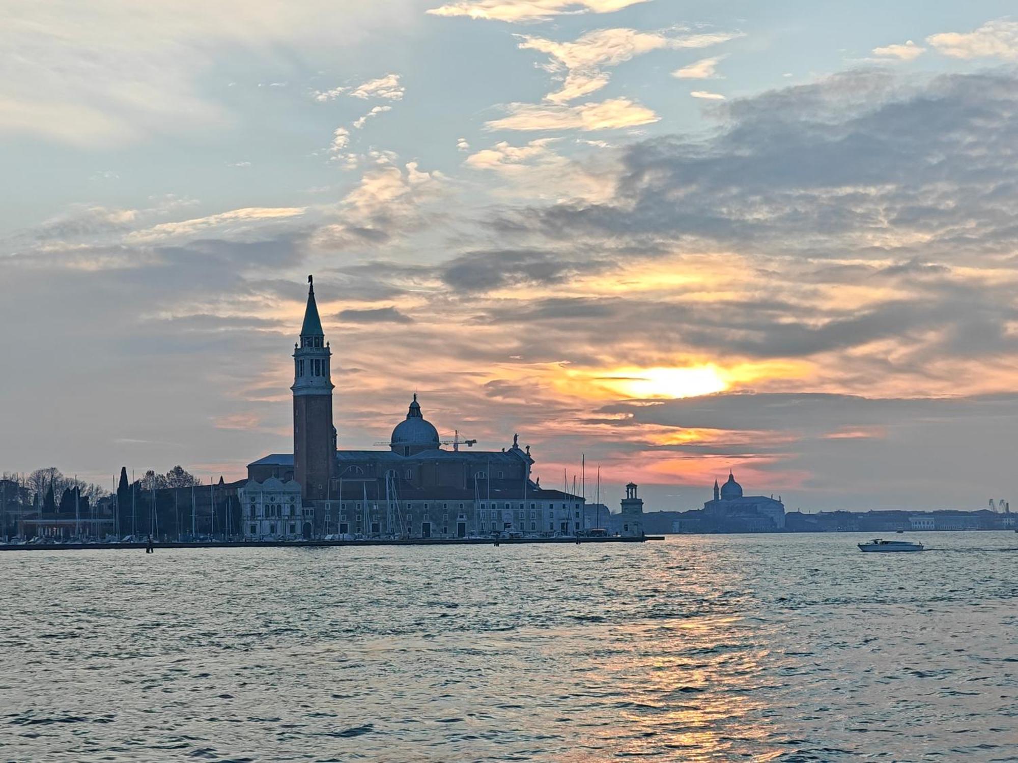 Castello Canal View Venice Exterior photo